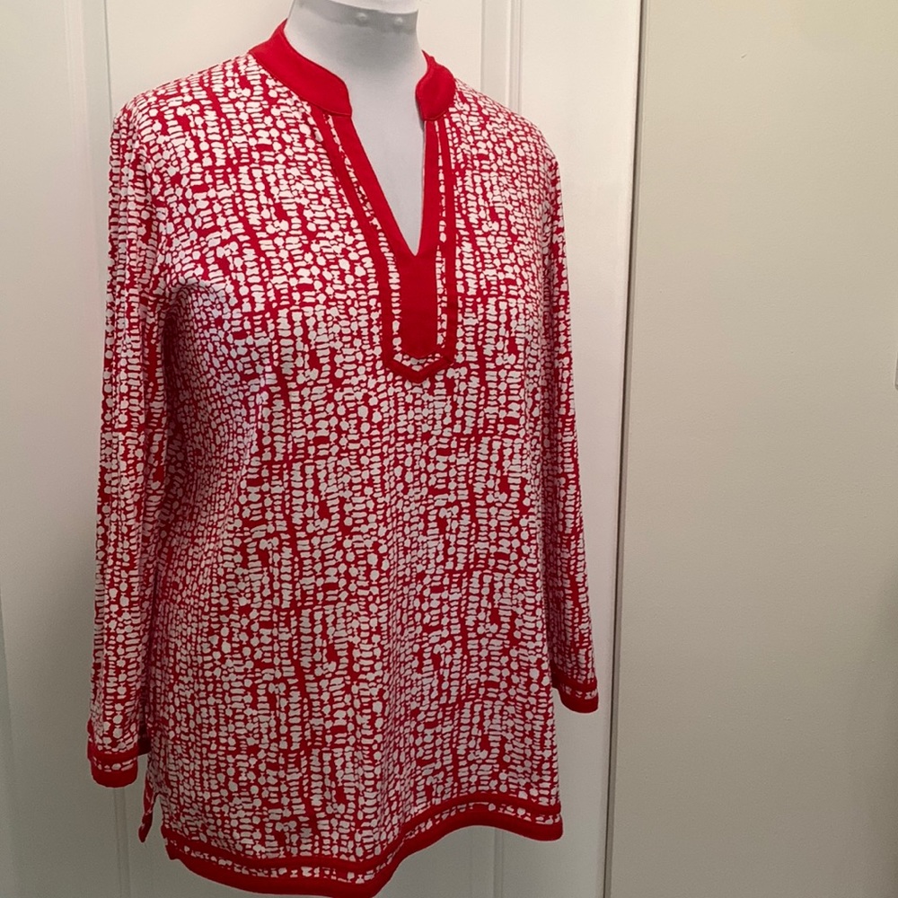 RED AND WHITE V-NECK TUNIC